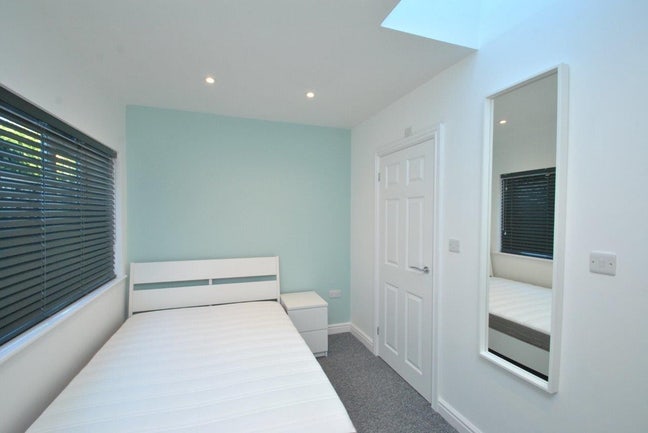 Double En-Suite Room with Parking  Main Photo