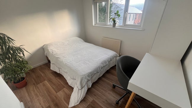Double Room in Renovated 2-bed Home Main Photo