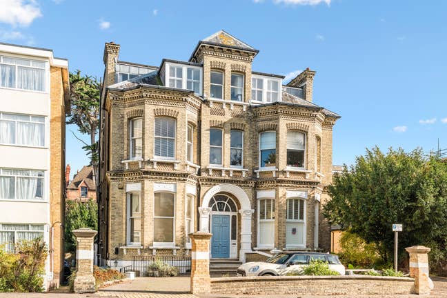 10 Eaton Gardens Main Photo