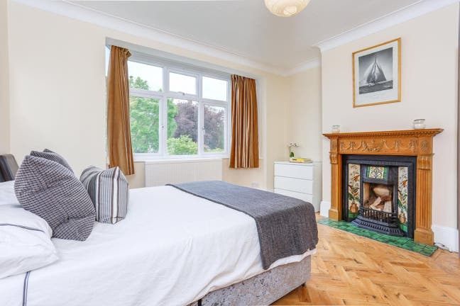 Bright Ground Floor Room in Friendly Home Main Photo