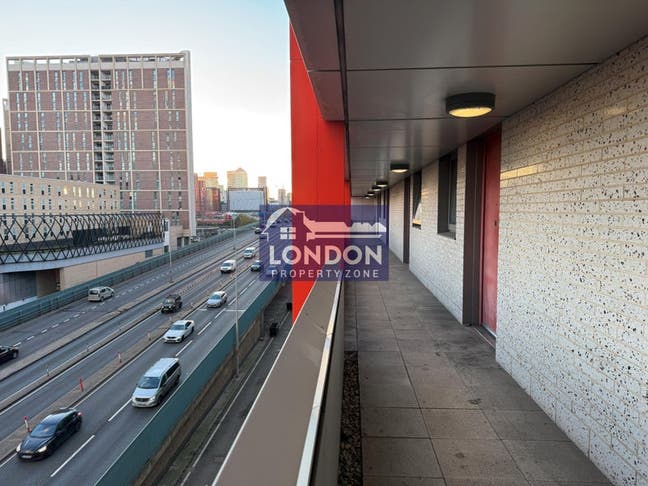 Room available :) Main Photo