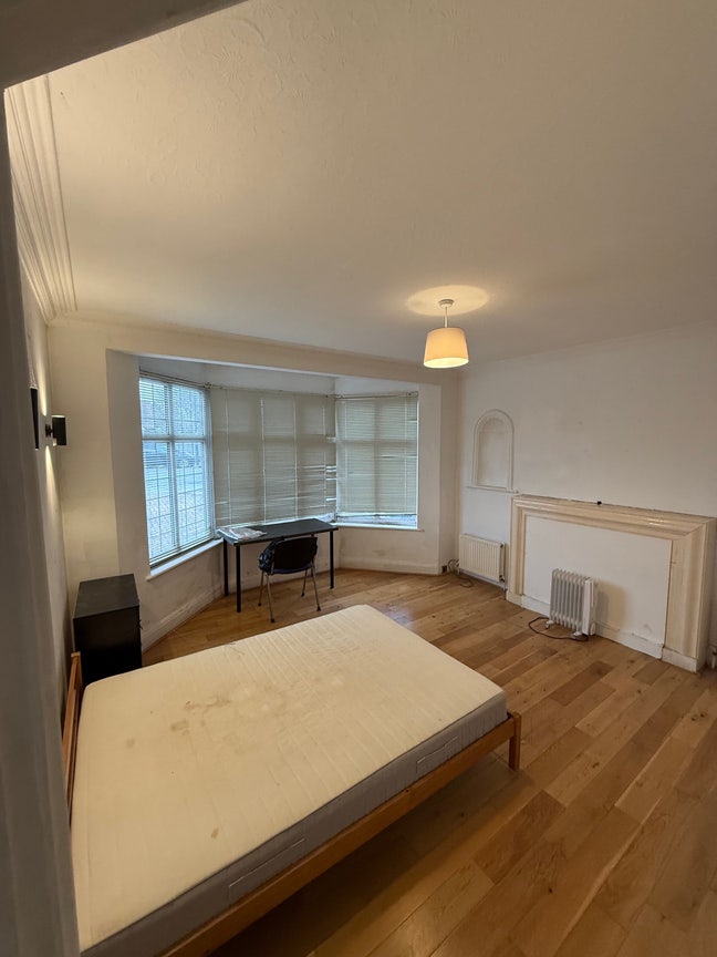 Clean  Large   Room Near Bounds Green Tube Station Main Photo