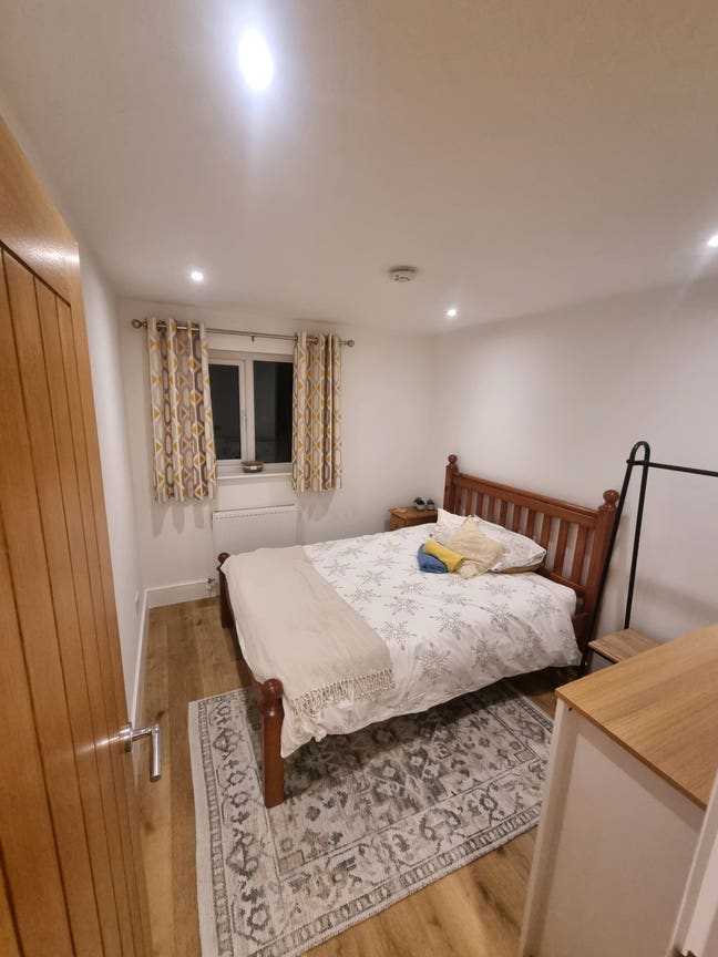 Renovated Bungalow -Double room to let (Bills inc) Main Photo