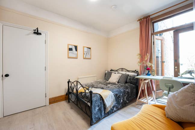 Central, spacious room close to station, hospital Main Photo