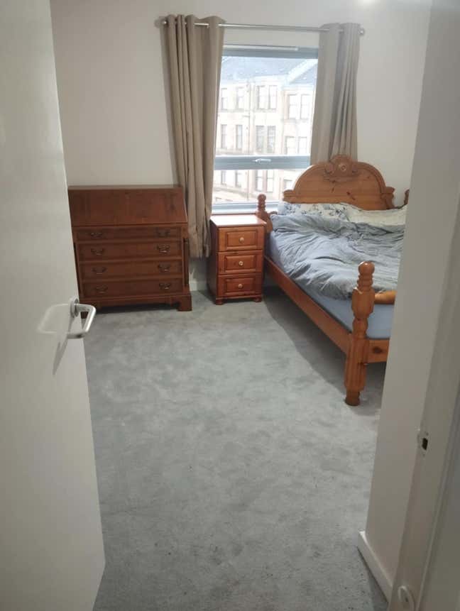 Natural light, great views, cat dominated flat Main Photo