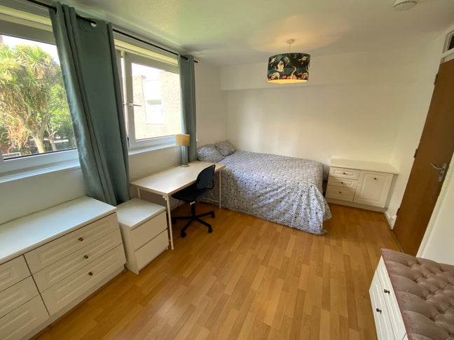 Bethnal Green ! Amazing Double ! Available Now! Main Photo