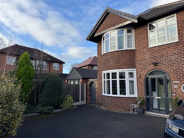 Double bed in house in Sale/great transport links Main Photo