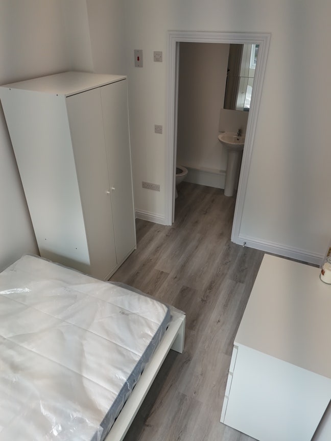 2 double en suite bedrooms in modern townhouse Main Photo