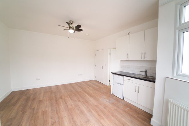 Bright, Double, Ensuite Room - All Bills Included Main Photo