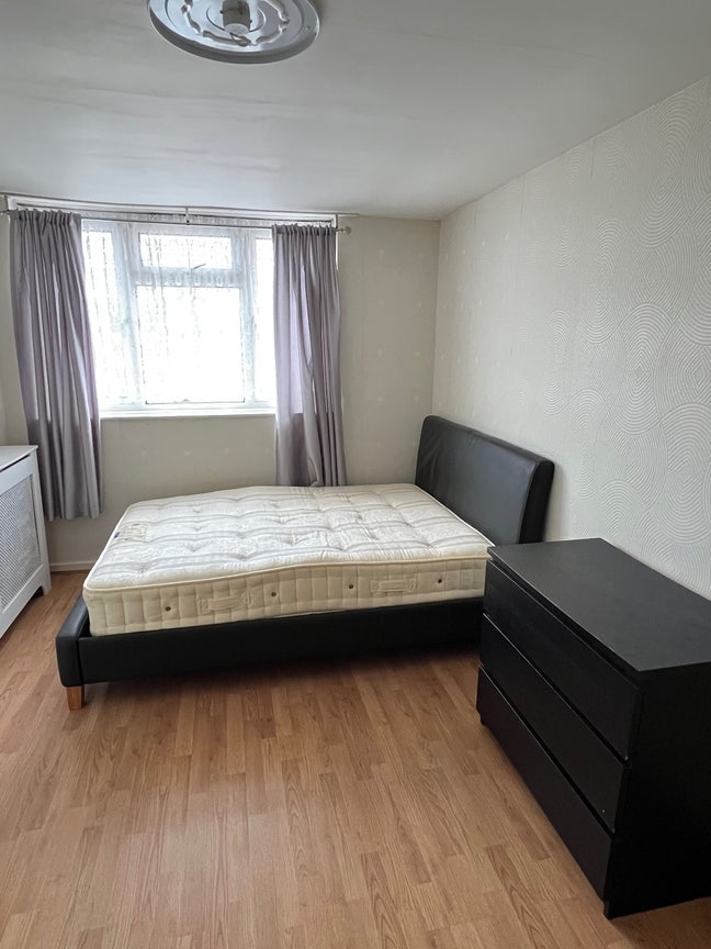 Double Bedroom near Feltham station Main Photo
