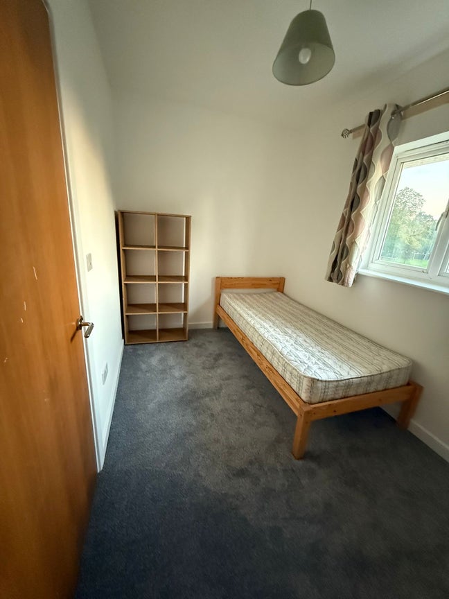 Medium single room Available – IG2 (Newbury Pa Main Photo