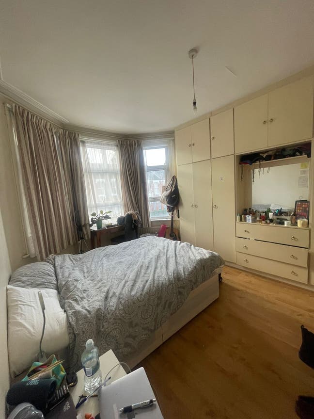 Spacious Double Room in North London Main Photo