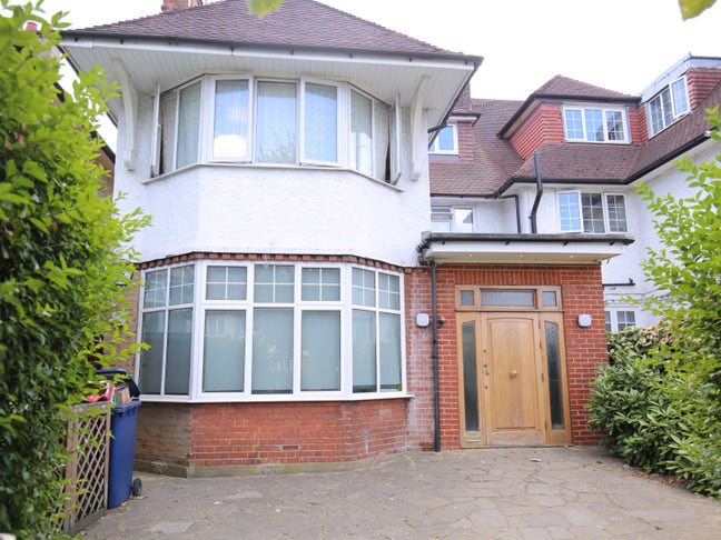 Stunning 2/3 bedroom flat in Golders Green Main Photo