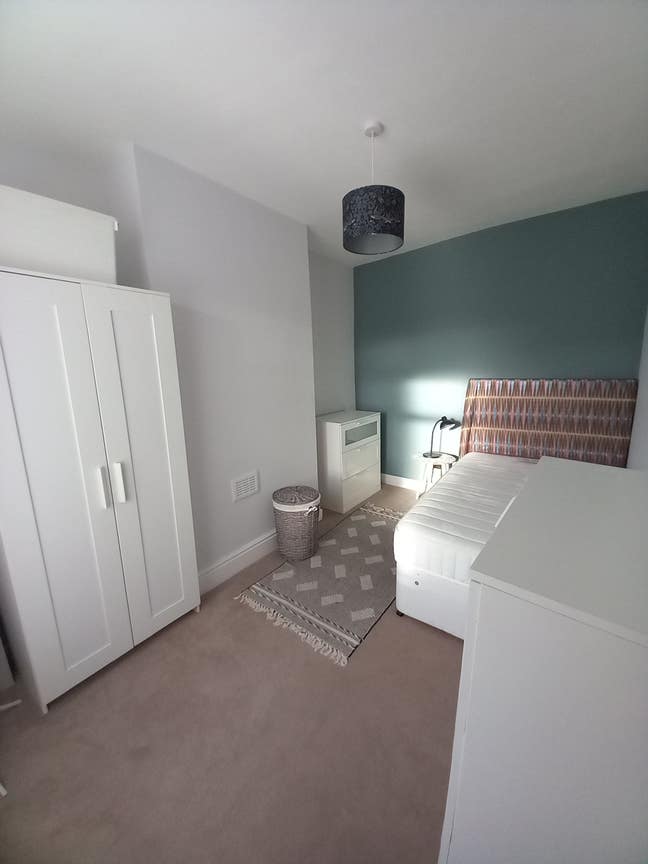 Newly refurbished double room for rent.  Main Photo