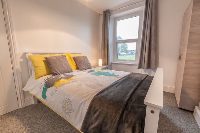 Double room to rent close to Crownhill Village Main Photo