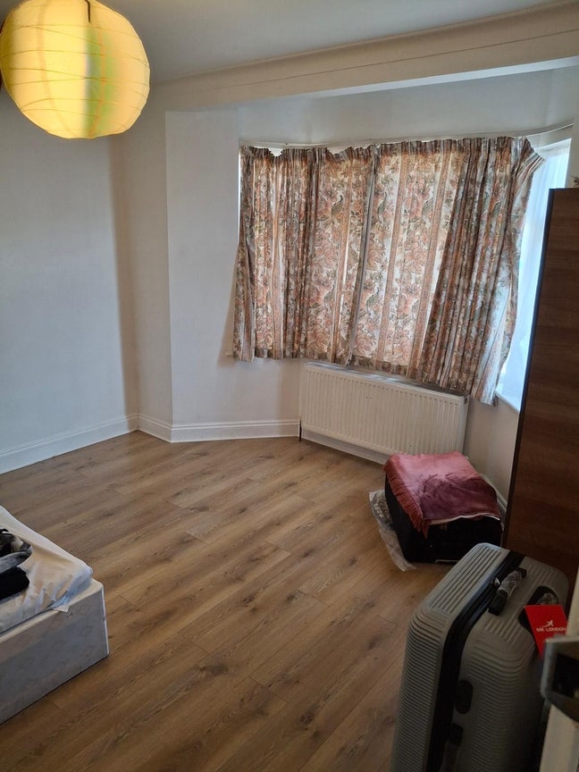 Room for rent in cricklewood NW2 Main Photo