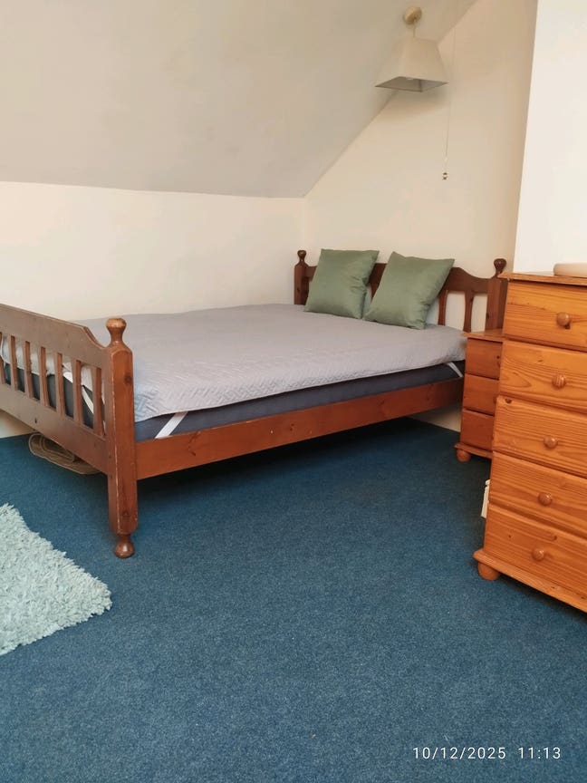 Large Sanctuary Loft Room Near Town/Hospital Main Photo