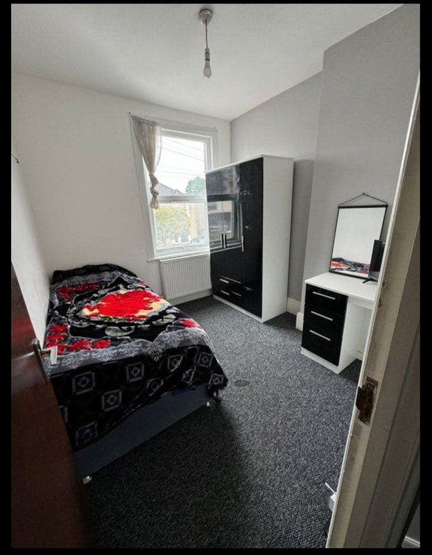 Spacious Single Room Main Photo