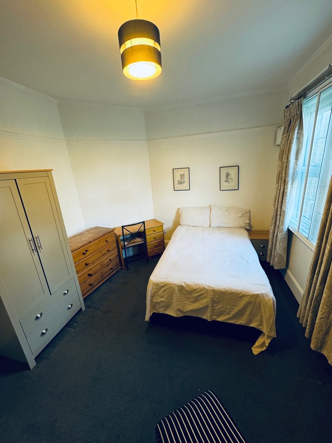 Great  location for bus and station Main Photo