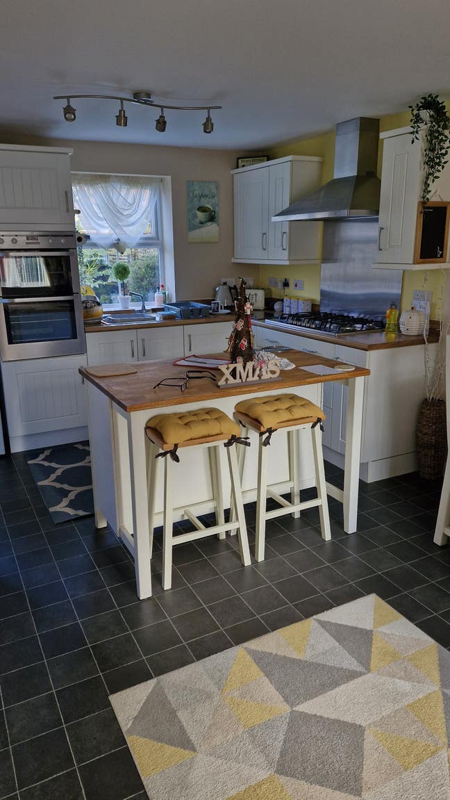 Single room available in quiet household available Main Photo