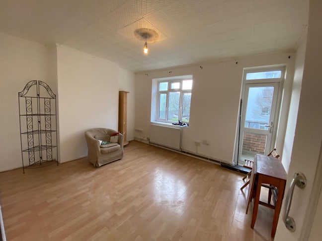 3 Bedroom Flat plus Large Livingroom Charlton SE7 Main Photo