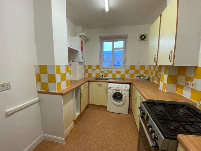 3 Bedroom Flat plus Large Livingroom Charlton SE7 Main Photo