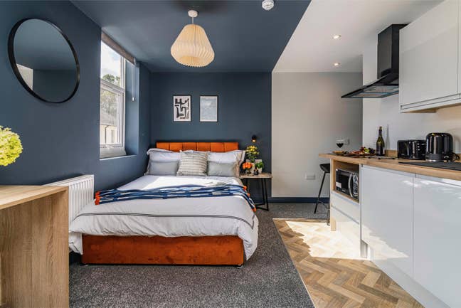 Modern Fully Furnished Studio Room with Ensuite  Main Photo