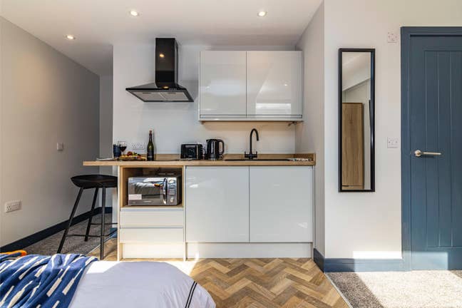 🛀 Private Ensuite Oasis in Professional House 🌿 Main Photo