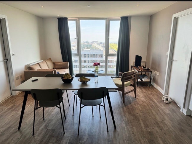 Luxury Living with Stunning Views &Rooftop Terrace Main Photo