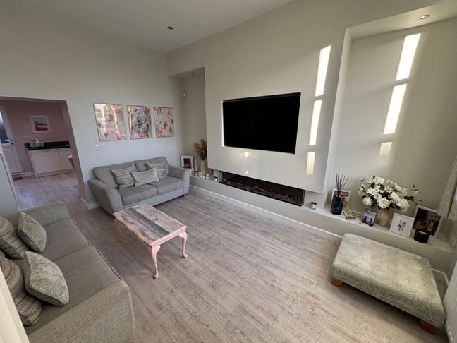 Gorgeous double room in spacious house near Beach. Main Photo