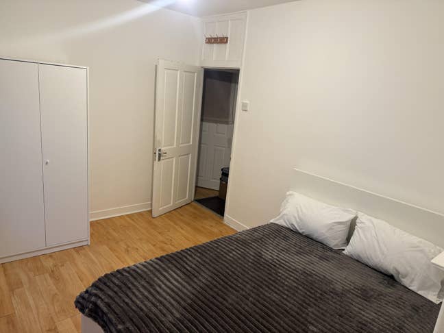 Spacious and Newly Decorated Room off WandsworthRD Main Photo