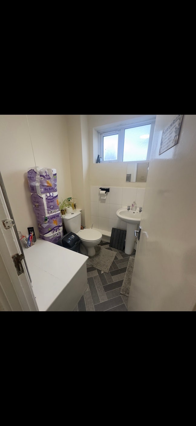 Bright Furnished Room for Rent  Main Photo