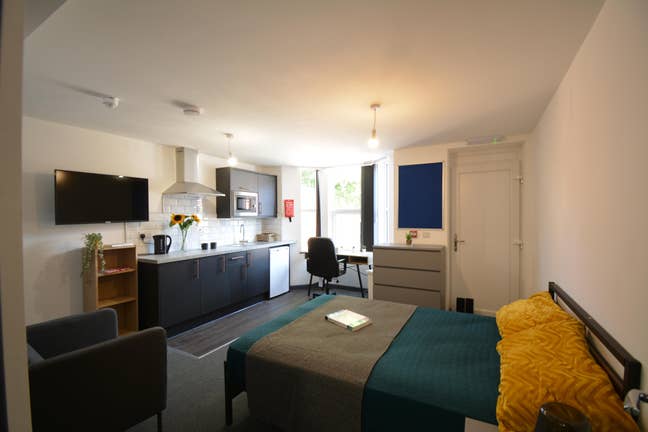 Large luxury rooms in CV2 - Ensuite & Kitchenette Main Photo