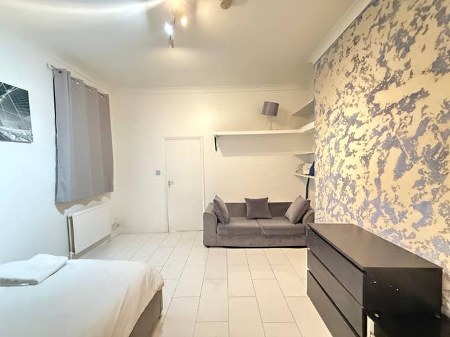 Actone refurbished studio flat w3 Main Photo