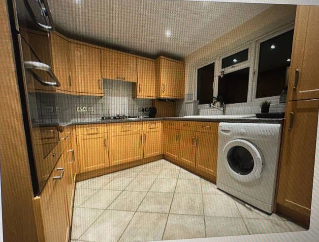 Bright Single room Available in a quiet Household Main Photo