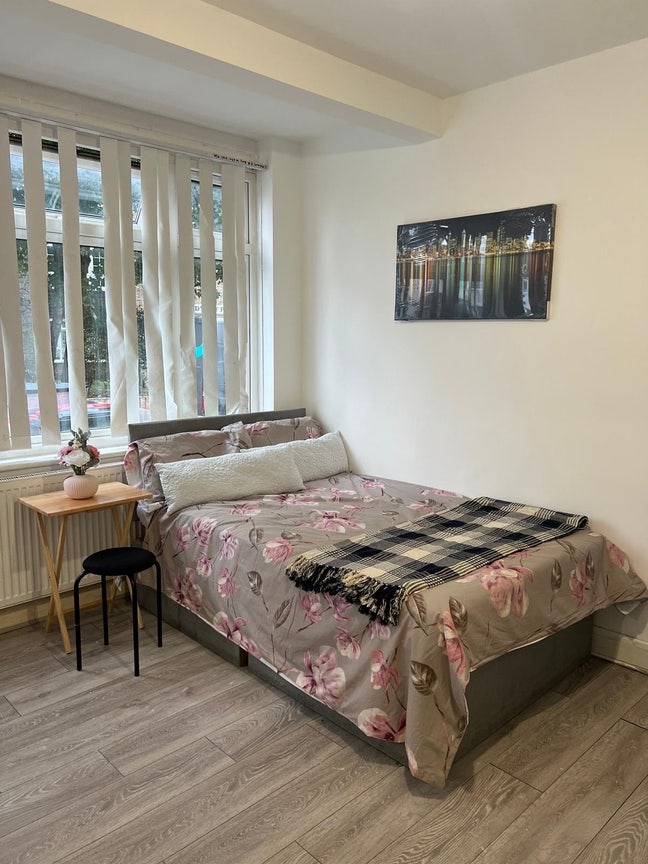 Couples welcome. Clean Ensuite Room in SL1 Main Photo