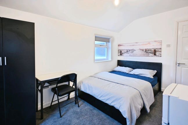 Newly Refurbed- Private  Fridge & Smart Tv -  PE11 Main Photo