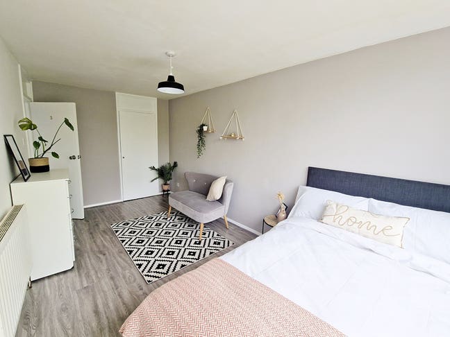 Large Double Room All Bills Included Main Photo