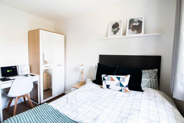 ***Two Double Rooms- Bathroom Share with One!*** Main Photo