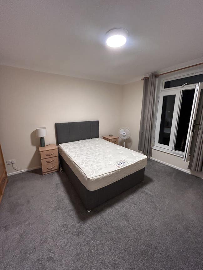 Surrey Docks - SE16 - Dock Water View  Main Photo