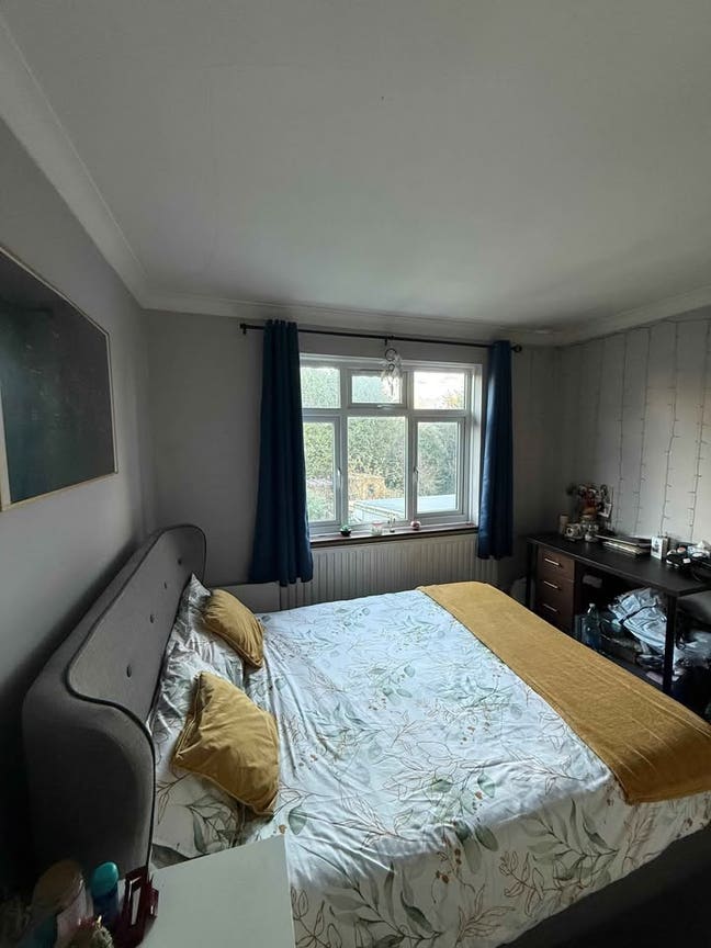 Double bedroom in a spacious house in Harrow Weald Main Photo
