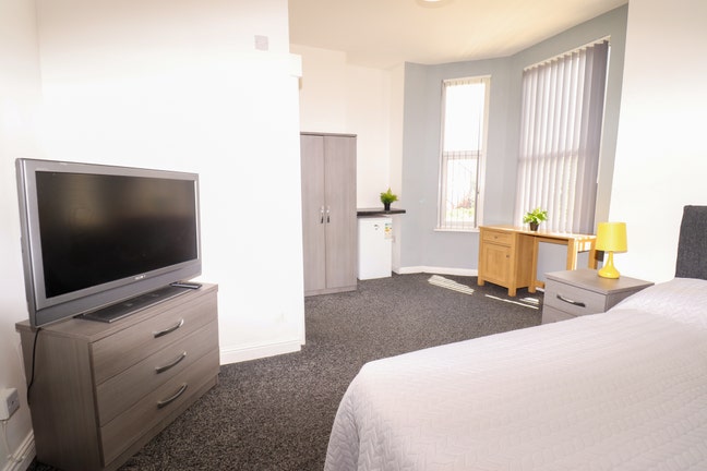 1 Double En Suite Double Room Available in L13! Main Photo
