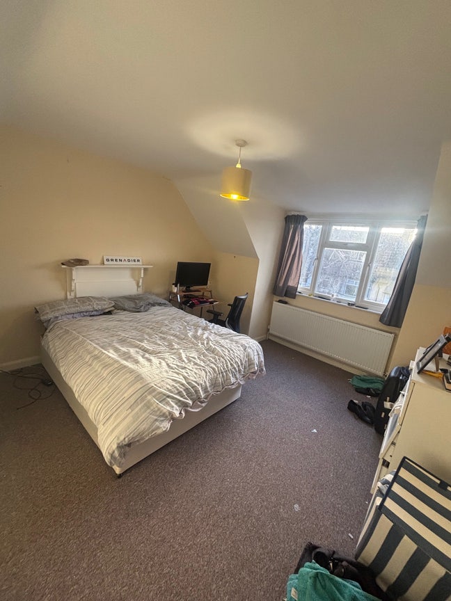 Large Top-Floor Room. £1050pcm Main Photo