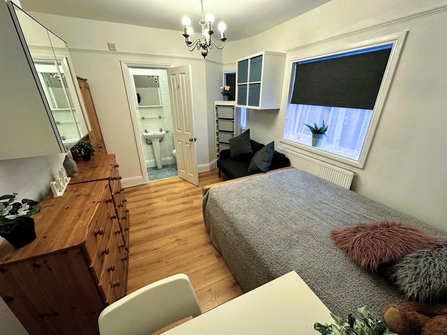 Dbl en-suite room in professional houseshare Main Photo