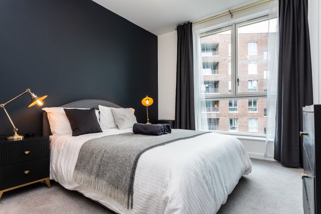 Gym | Concierge | Luxury en-suite | River views Main Photo