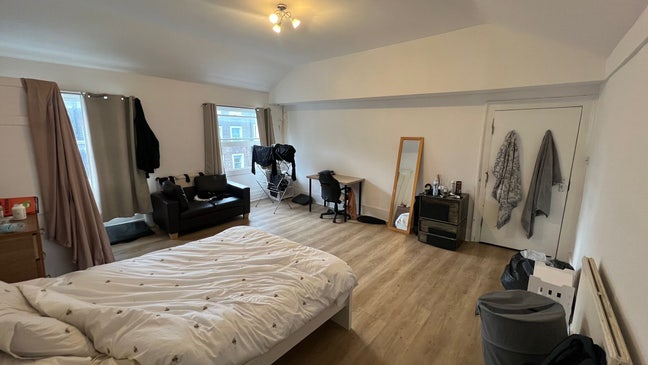 Amazing room available  in amazing location  Main Photo
