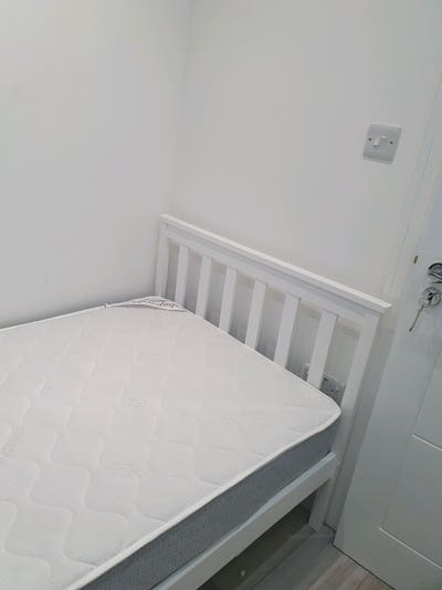 Bright Single Room– All Bills Included |  Main Photo