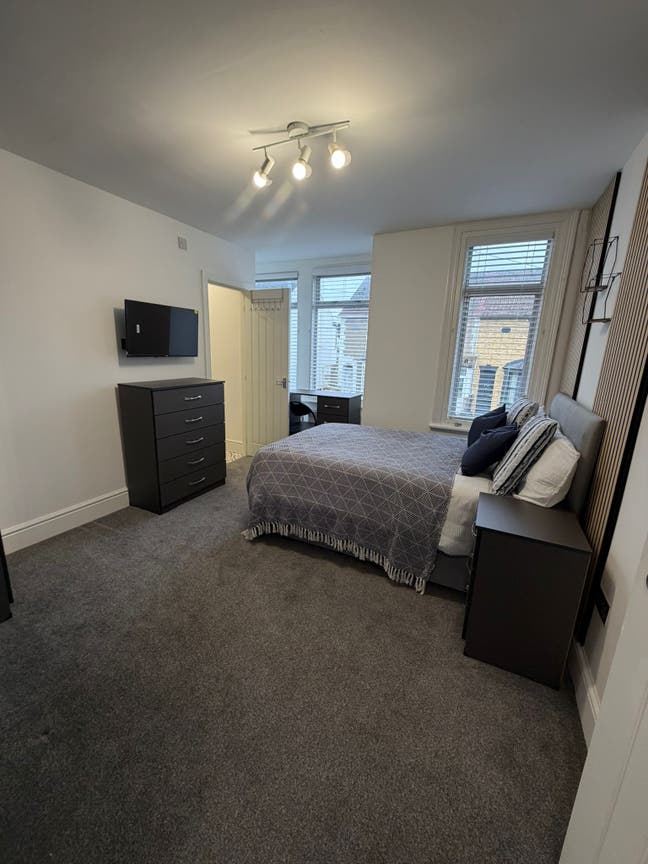 2 Double En-Suite Rooms Available Main Photo