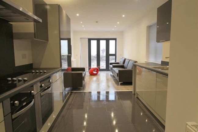 Room for Rent in 7bed house Main Photo