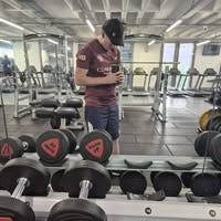 34 year old seeks a single or double room Main Photo